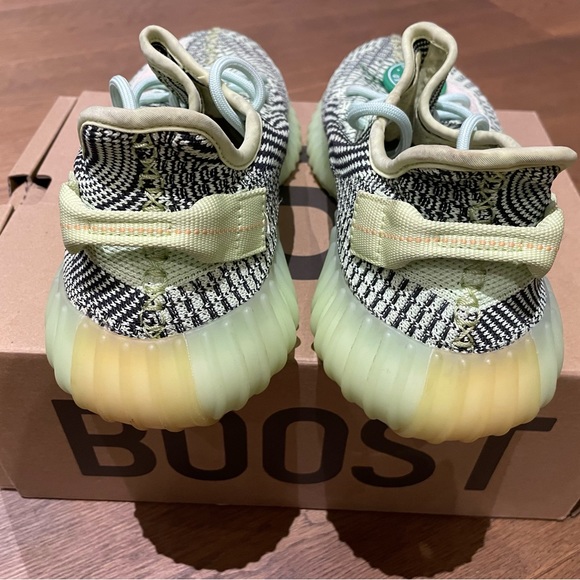 Yeezy Boost 350 V2 Men’s size 8.5 (yellow) bought from Stock X - authentic - Picture 4 of 9